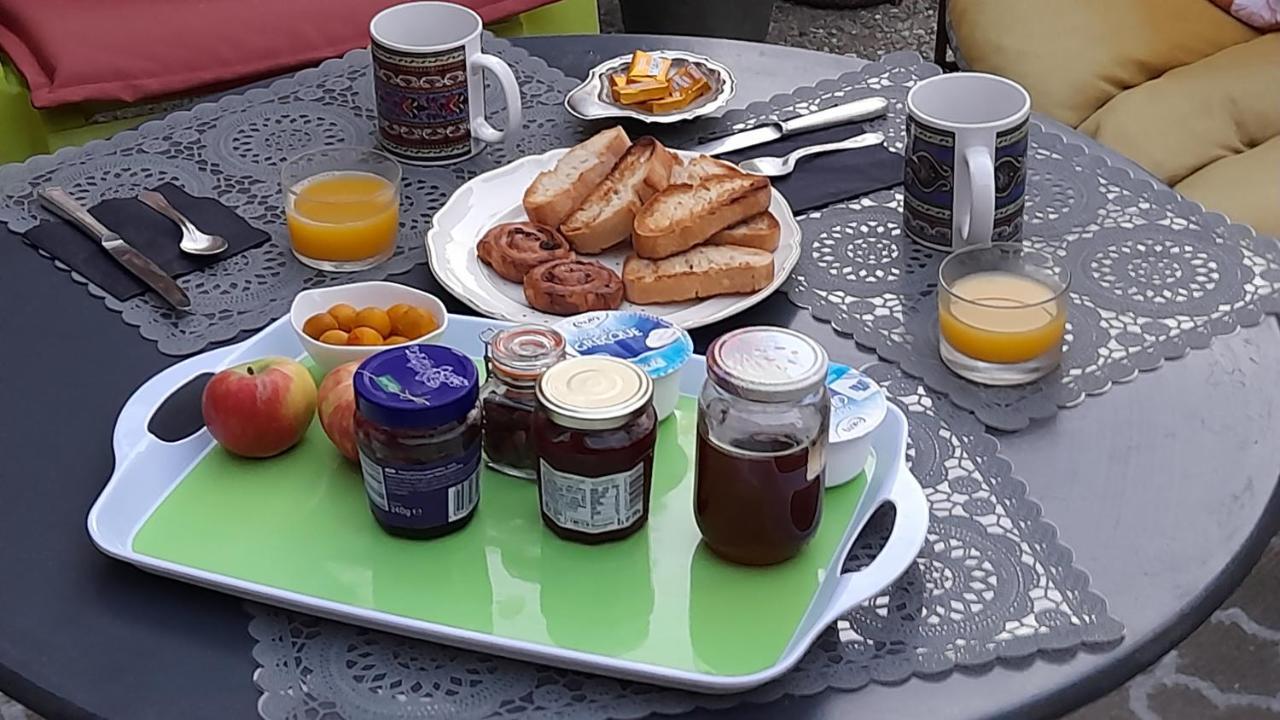 Bed and Breakfast Sur Le Chemin Auvillar Exterior foto